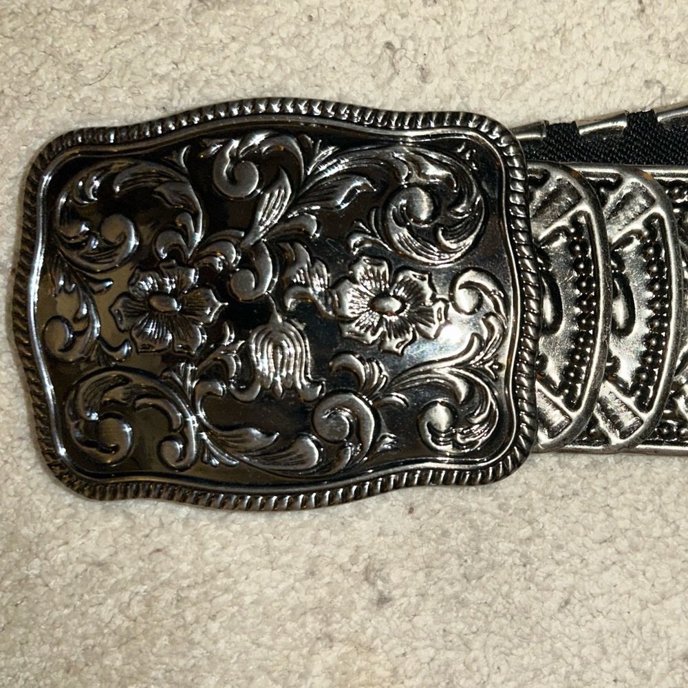 Snazzy silver metal stretch belt